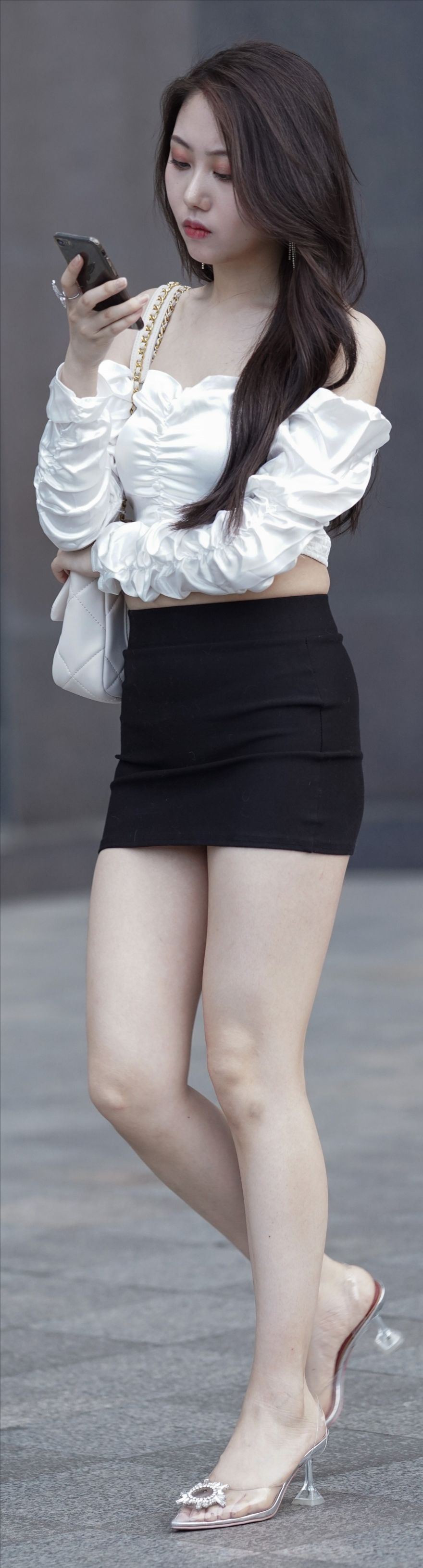 图片[1]-黑色短裙-街拍图满多