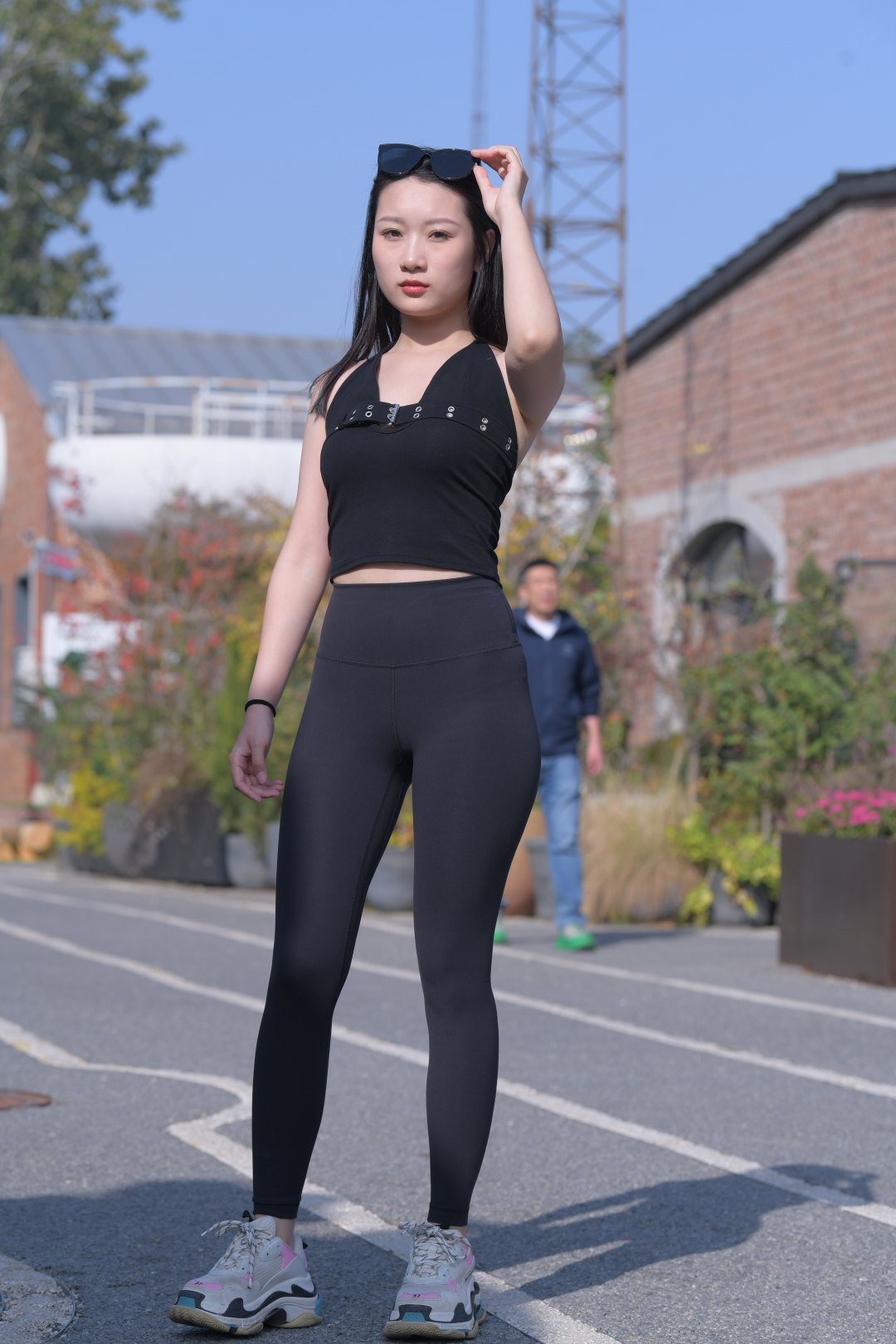 图片[1]-黑色瑜伽裤美女-街拍图满多